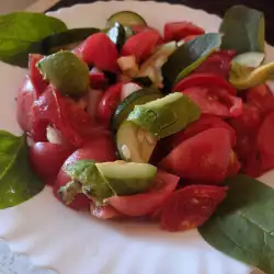 Смесена салата с авокадо и розови домати