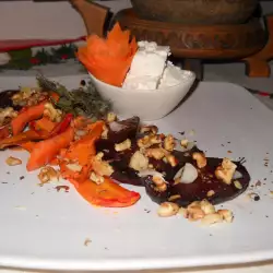 Зеленчукова салата с орехи