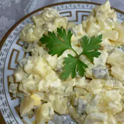 Картофена салата с яйца и кисели краставички