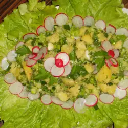 Картофена салата със зелен лук