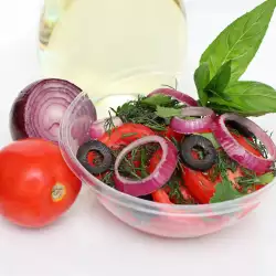 Зеленчукова салата с босилек