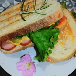 Лесен тост сандвич с яйце и маруля