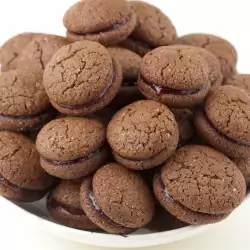 Шоколадови бисквити с пудра захар