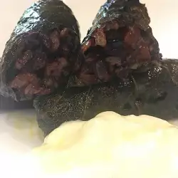 Постни лозови сарми с черен ориз в гювеч
