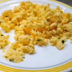 Бъркани яйца със сметана