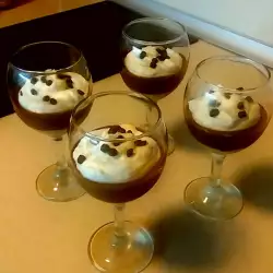 Десерт в чаша с вино