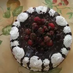 Шоколадова торта със сметана и плодове