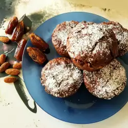 Шоколадови кексчета с фурми и бадеми