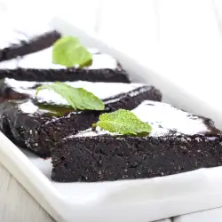 Влажен шоколадов сладкиш с мека глазура