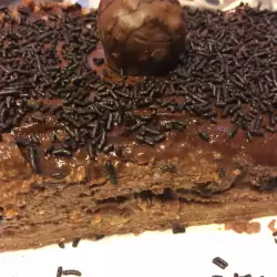Шоколадова торта с бисквити и крема сирене