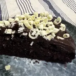 Нежна шоколадова торта с малинов пълнеж