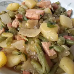 Шунка с картофи, зелен фасул, грах и лук