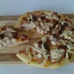 Пица със сушени домати, сирене и шунка