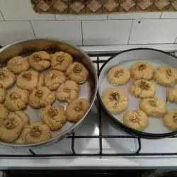 Сиропирани сладки с орехи