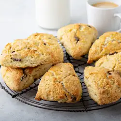 Скони с шоколадови парченца