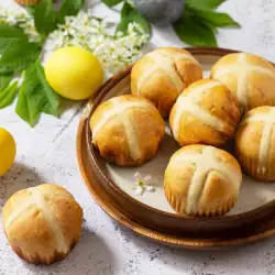 Сладки великденски хлебчета със стафиди