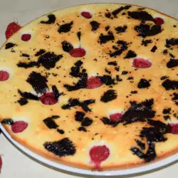 Десерт с малини и белтъци