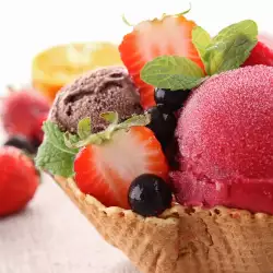 Плодов сладолед с пудра захар
