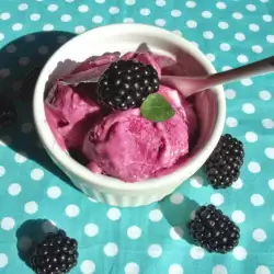 Йогурт сладолед с къпини