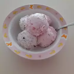 Десерт с малини и сладолед