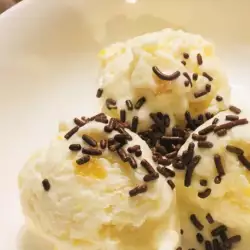 Ванилов сладолед с праскови и шоколадови пръчици