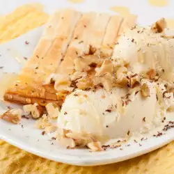 Нуга сладолед със сладко и стафиди