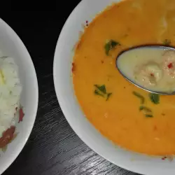 Пикантна сметанова супа с къри паста и скариди