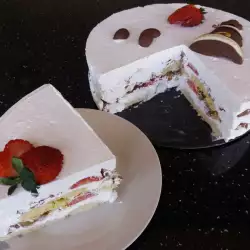Сметанова торта от курабийки с ягоди