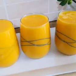 Сок от моркови и портокали с кисело мляко