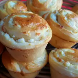 Солени кифлички със сирене във формички за мъфини