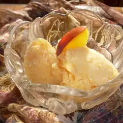 Десерт с праскови и сладолед