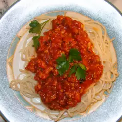 Спагети с кайма и доматен сос