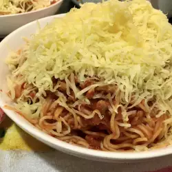 Спагети с доматен сос и кашкавал