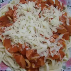 Спагети с доматен сос и кашкавал