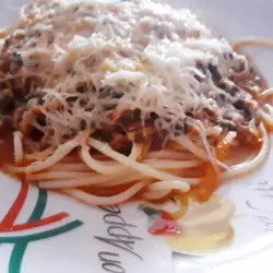 Спагети с гъби и босилек