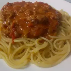 Спагети с доматен сос и топено сирене