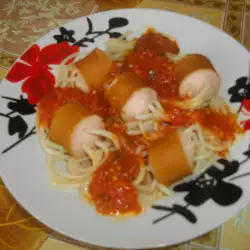 Спагети с кренвирш и доматен сос
