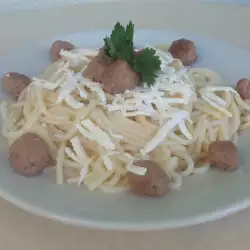 Спагети с кюфтенца и сирене