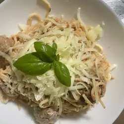 Спагети с кюфтенца в доматено-сметанов сос