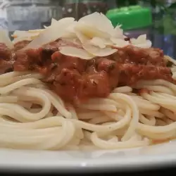 Спагети с доматен сос и босилек