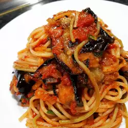 Спагети с доматен сос и патладжани