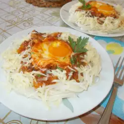 Спагети с тиквички и яйца на очи