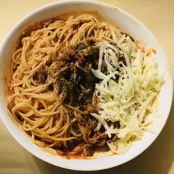 Спагети с доматен сос и риба