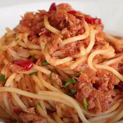 Пикантни спагети с риба тон и доматен сос