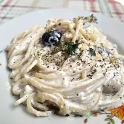 Спагети със сос от сирена и гъби