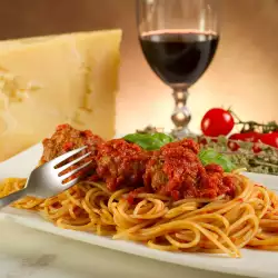 Спагети с кюфтенца и олио