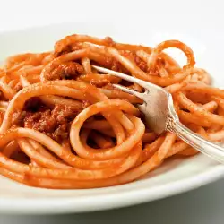 Спагети с доматен сос и зелен лук