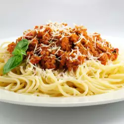 Спагети с кайма и кашкавал