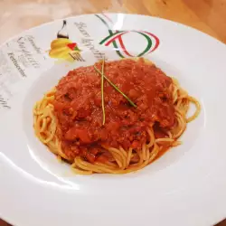 Спагети с доматен сос и моркови