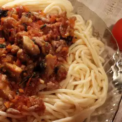 Спагети с кайма и доматен сос с чесън и гъби